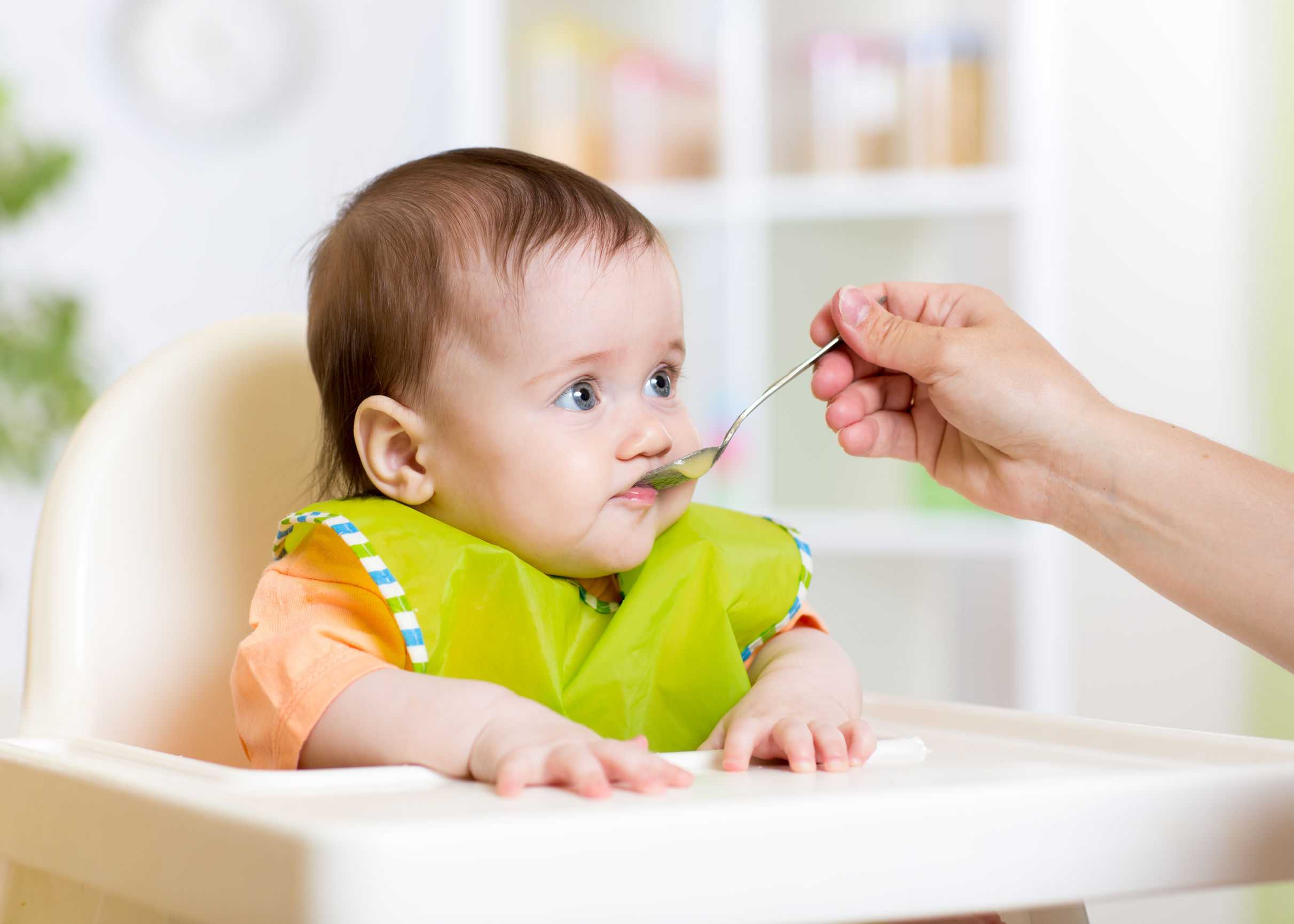 هل طفلك جاهز لأن يأكل الطعام الصلب؟